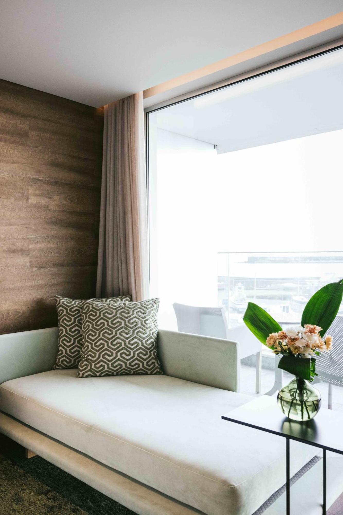 โรงแรมอาซอร์ ปอนตาเดลกาดา ภายนอก รูปภาพ A throw pillow on a sofa