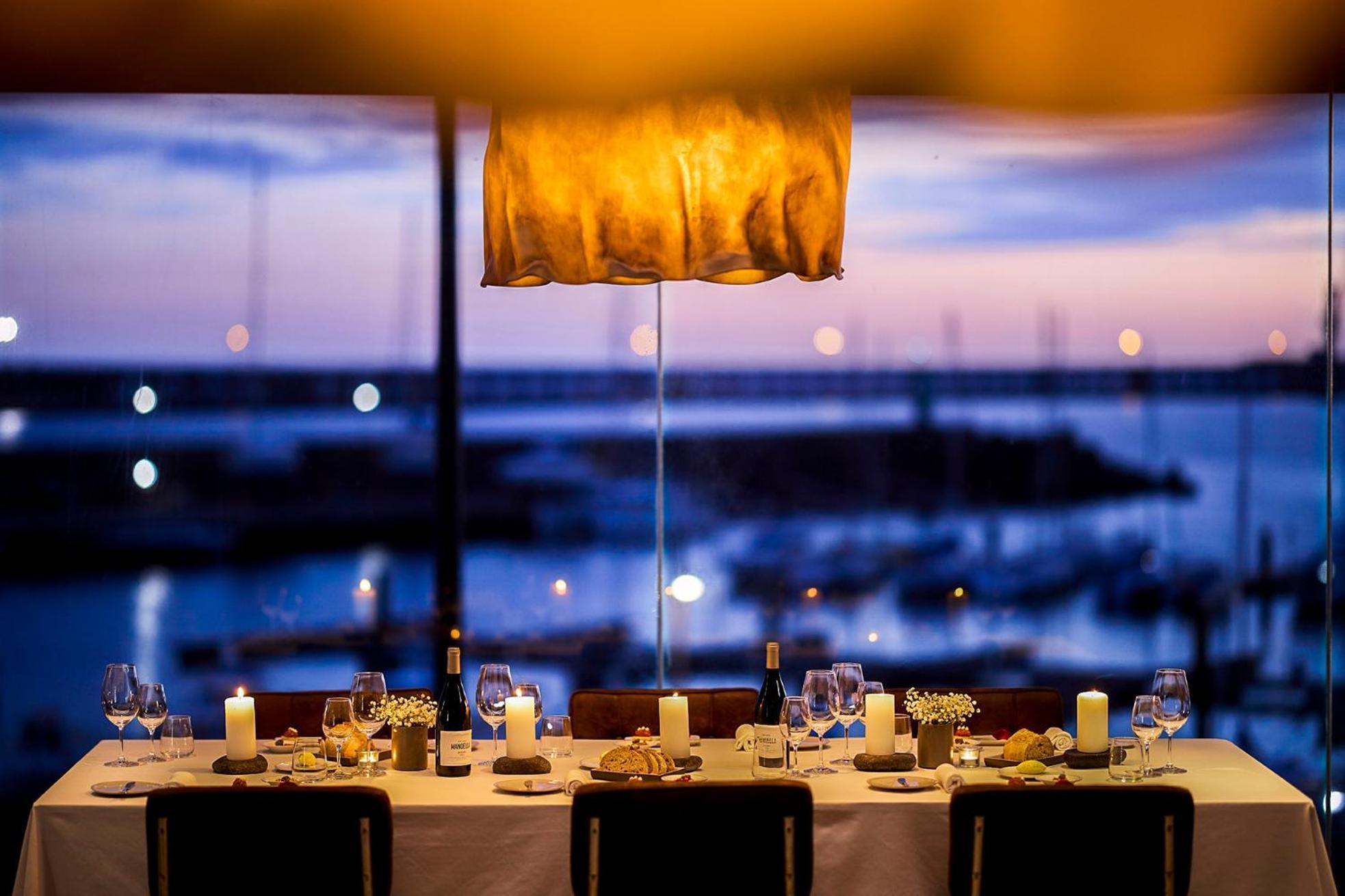 โรงแรมอาซอร์ ปอนตาเดลกาดา ภายนอก รูปภาพ The restaurant at the Hotel du Cap-Eden-Roc