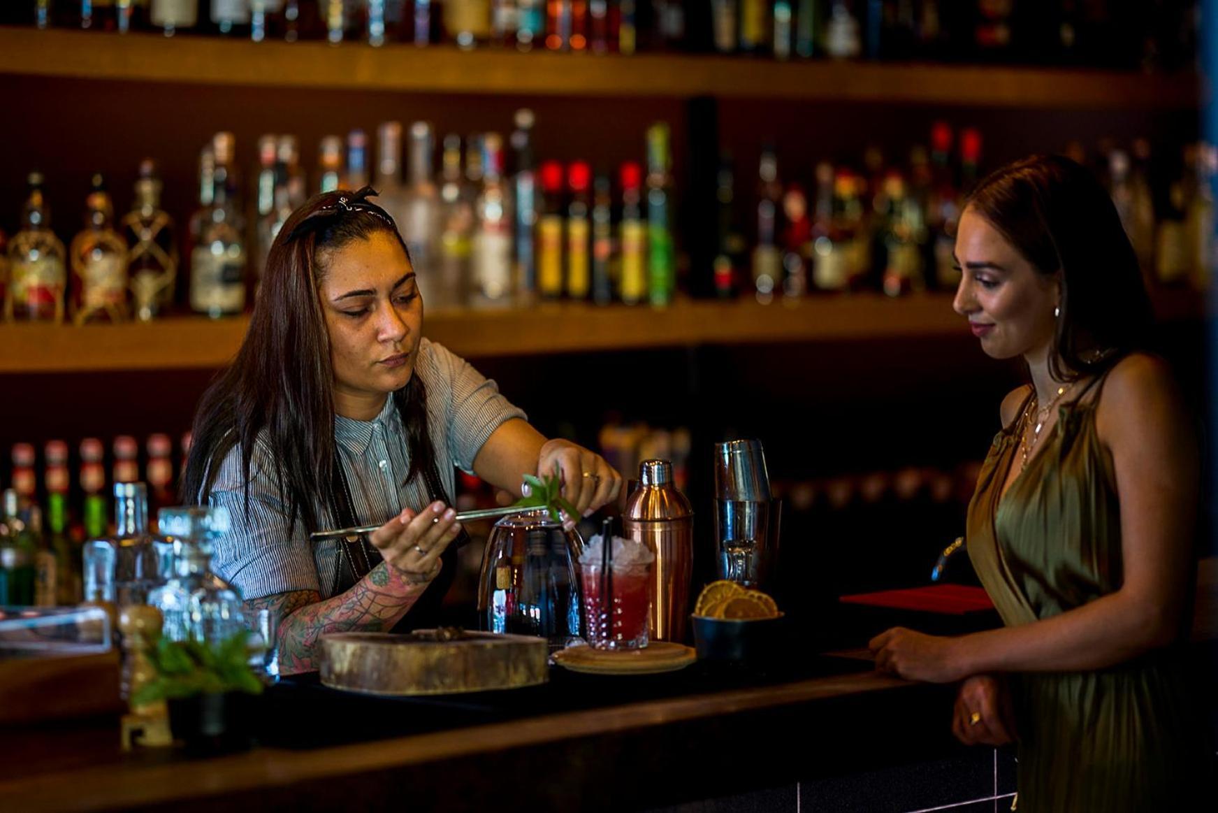 โรงแรมอาซอร์ ปอนตาเดลกาดา ภายนอก รูปภาพ A bartender at work