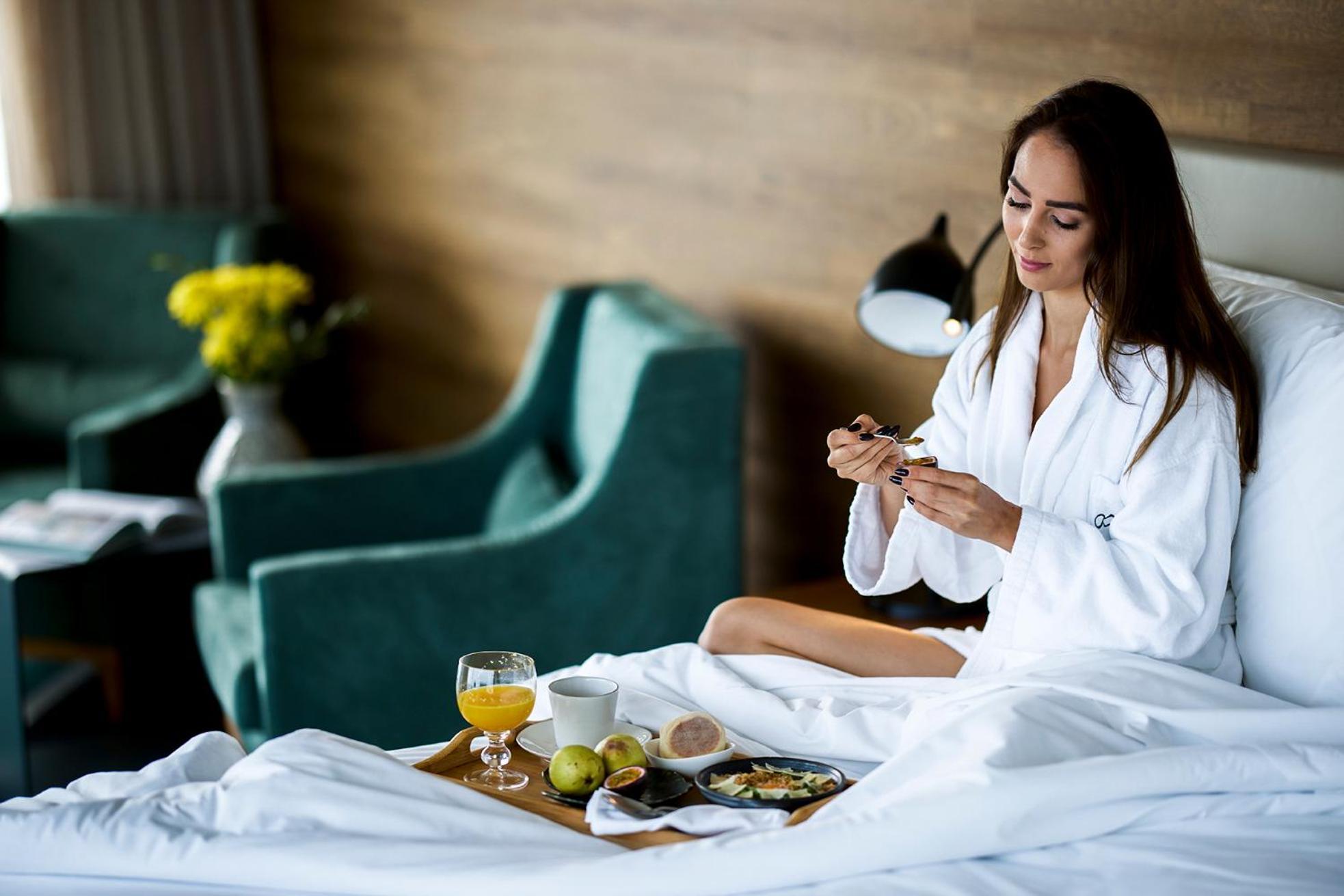 โรงแรมอาซอร์ ปอนตาเดลกาดา ภายนอก รูปภาพ A woman in a bathrobe
