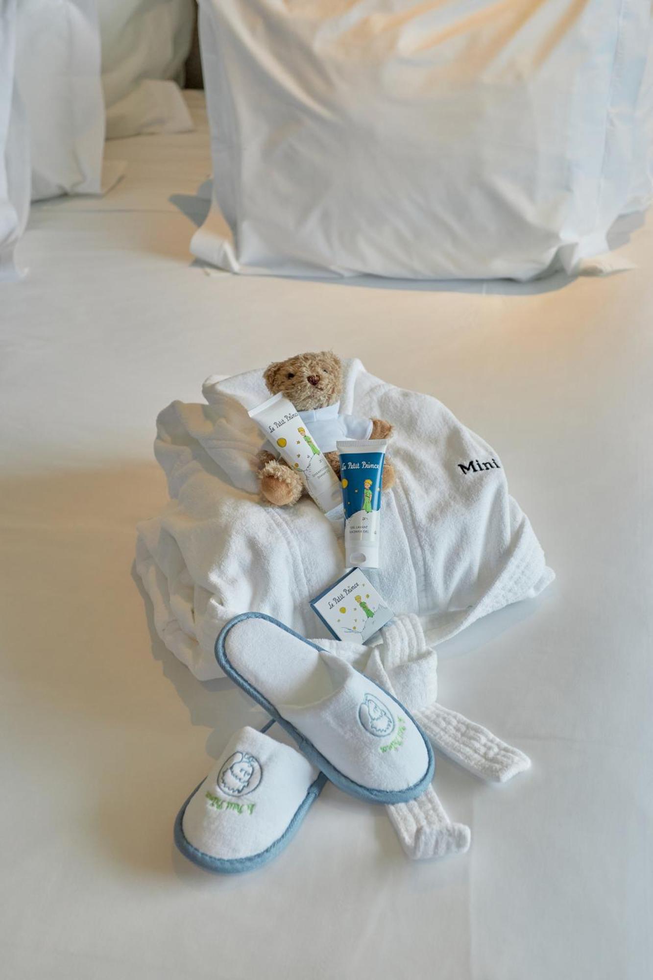 โรงแรมอาซอร์ ปอนตาเดลกาดา ภายนอก รูปภาพ A bathrobe and toiletries